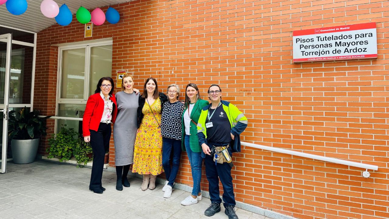 Rosa Estrada, Petya Ilieva, Paola del Cano, Mercedes García, Toñi Georgieva y Mario Jiménez, trabajadores de Clece en los pisos tutelados