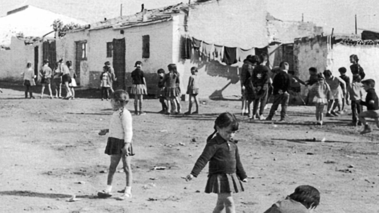 El barro acompañaba el día a día de los vecinos de El Pozo. Foto: Un hombre sin miedo