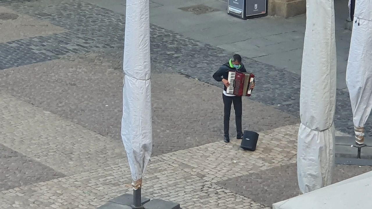 Músico callejero toca con su altavoz en la Plaza Mayor (Foto: Asociación de Vecinos de la Plaza Mayor)