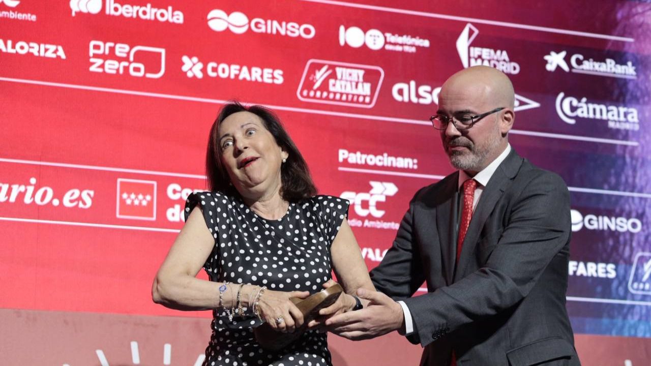 La ministra Robles al recoger la escultura de Utande. Foto: Mila Checarelli 