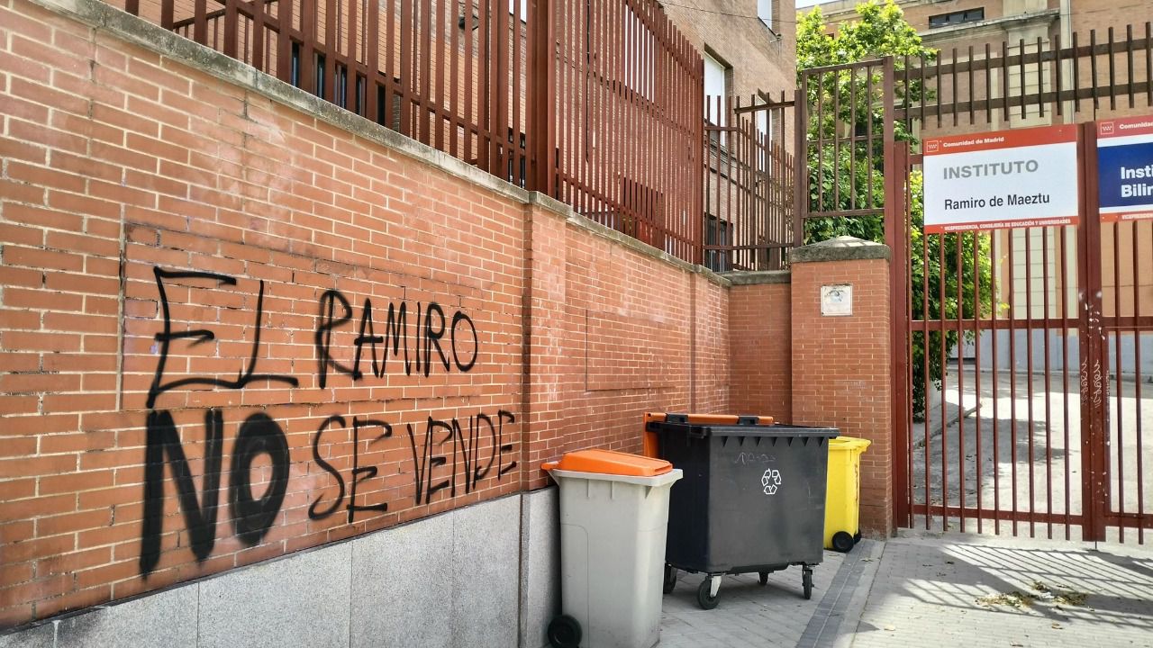 Pintadas en la fachada del Ramiro de Maeztu.