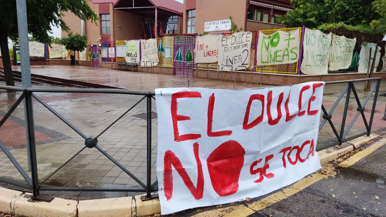 Pancarta en los exteriores del CEIP Dulce Chacón. Foto: AFA Dulce Chacón 