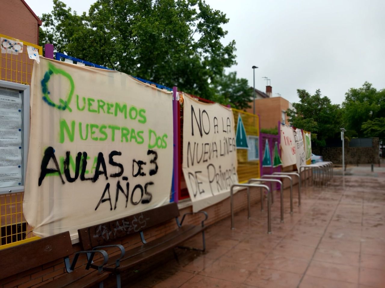 Pancartas en el vallado del CEIP Dulce Chacón. Foto: AFA Dulce Chacón.
