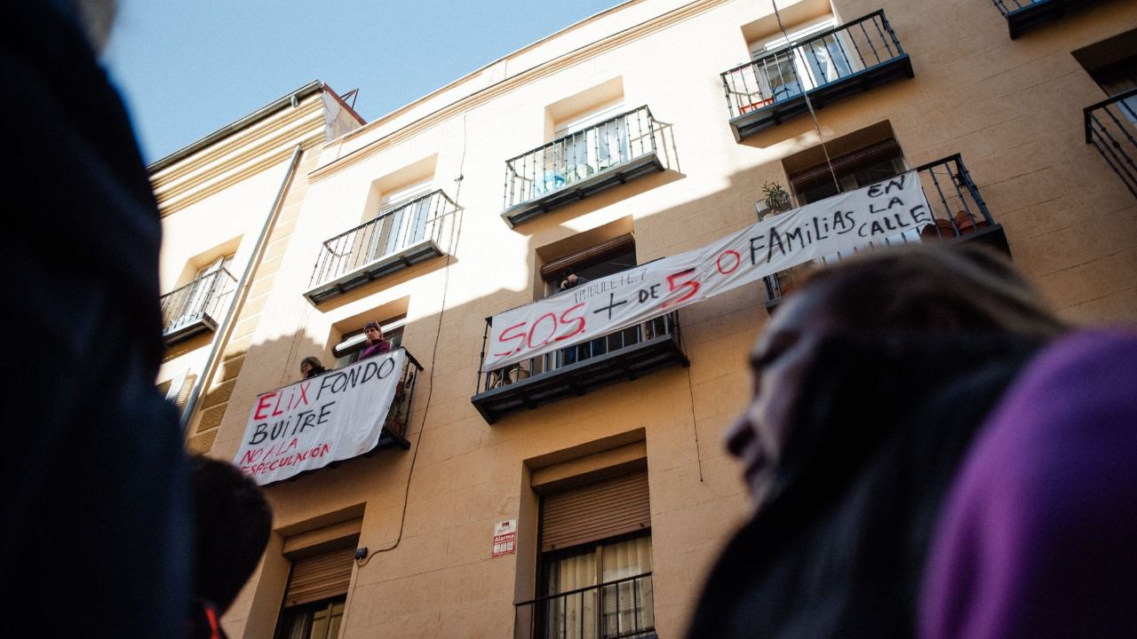 Varias personas durante una acción protesta para evitar la compra del edificio Tribulete 7 (Foto: Mateo Lanzuela) 