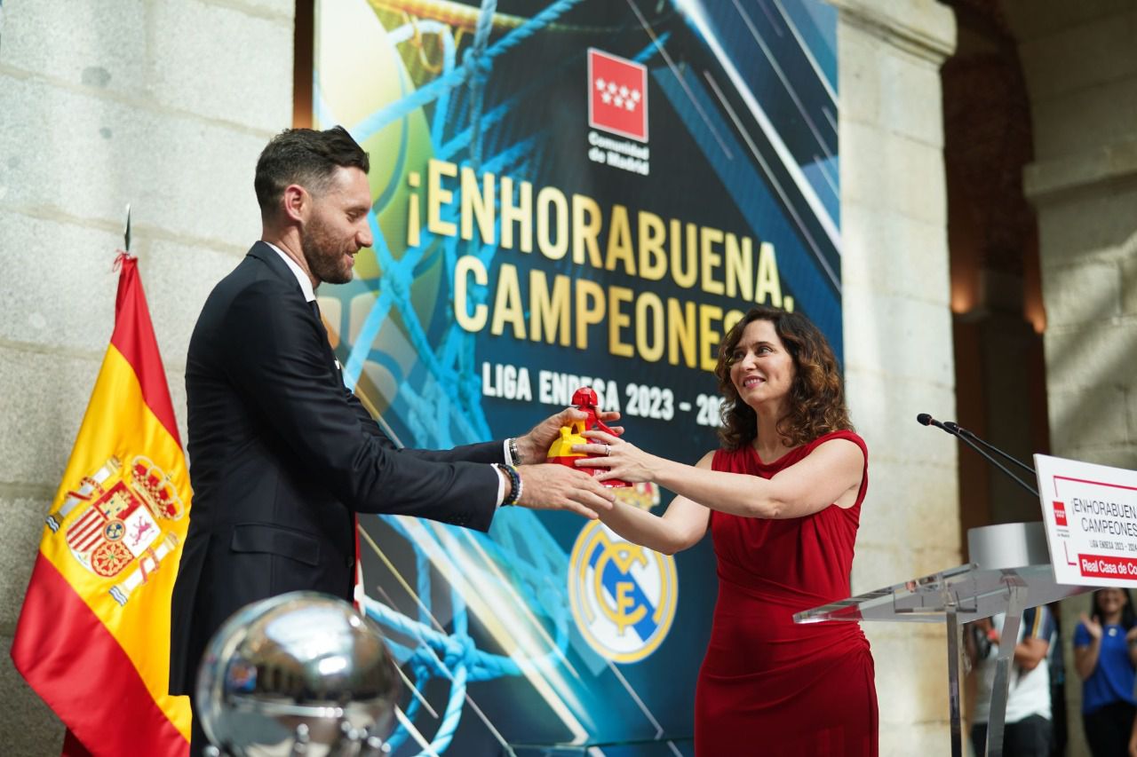 Rudy Fernández recibe una menina por parte de la presidenta regional, isabel Díaz Ayuso (Foto. Comunidad de Madrid)