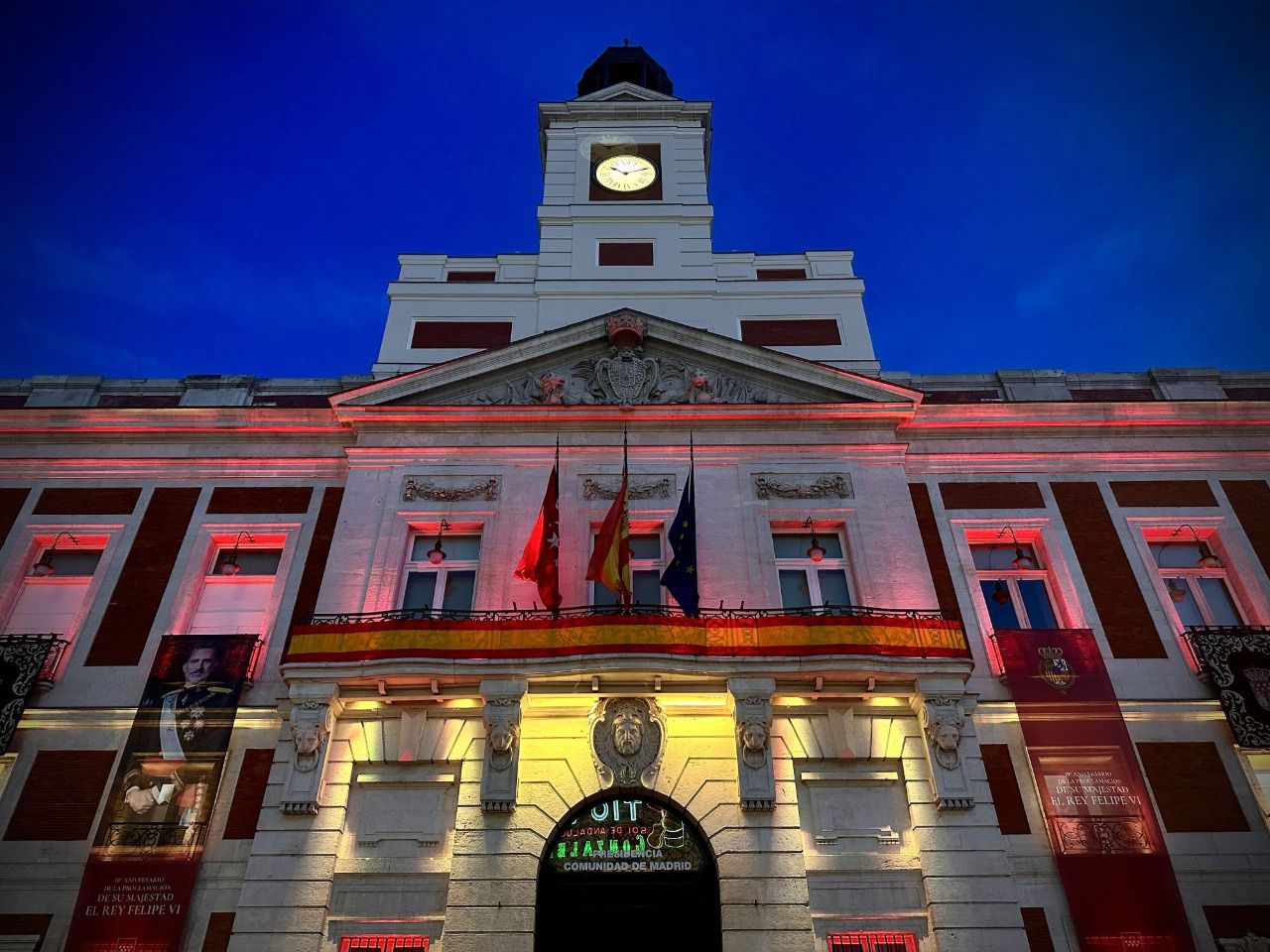 La sede de la presidencia madrileña iluminada con los colores de la bandera nacional. Foto: Comunidad de Madrid
