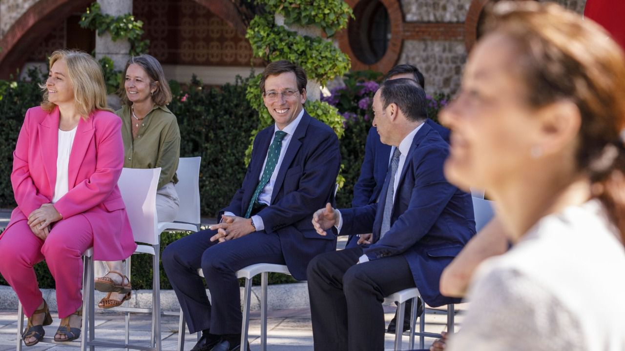 Almeida, junto a Sanz y Carabante en el acto de balance de su primer año de Gobierno. Foto: Ayuntamiento de Madrid