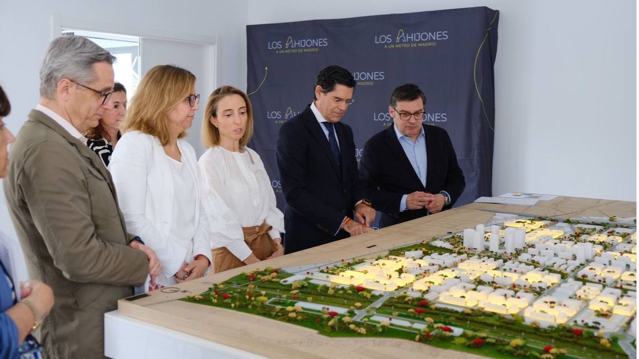 El Delegado de Políticas de Vivienda revisa una maqueta de Los Ahijones 