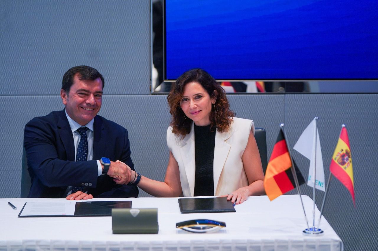 Isabel Díaz Ayuso y el presidente de Siemens España, Agustín Escobar.