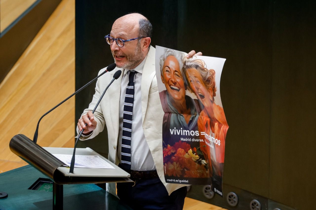 José Fernandez con un cartel de la campaña reivindicativa de los mayores en el Orgullo. Foto: Ayuntamiento de Madrid