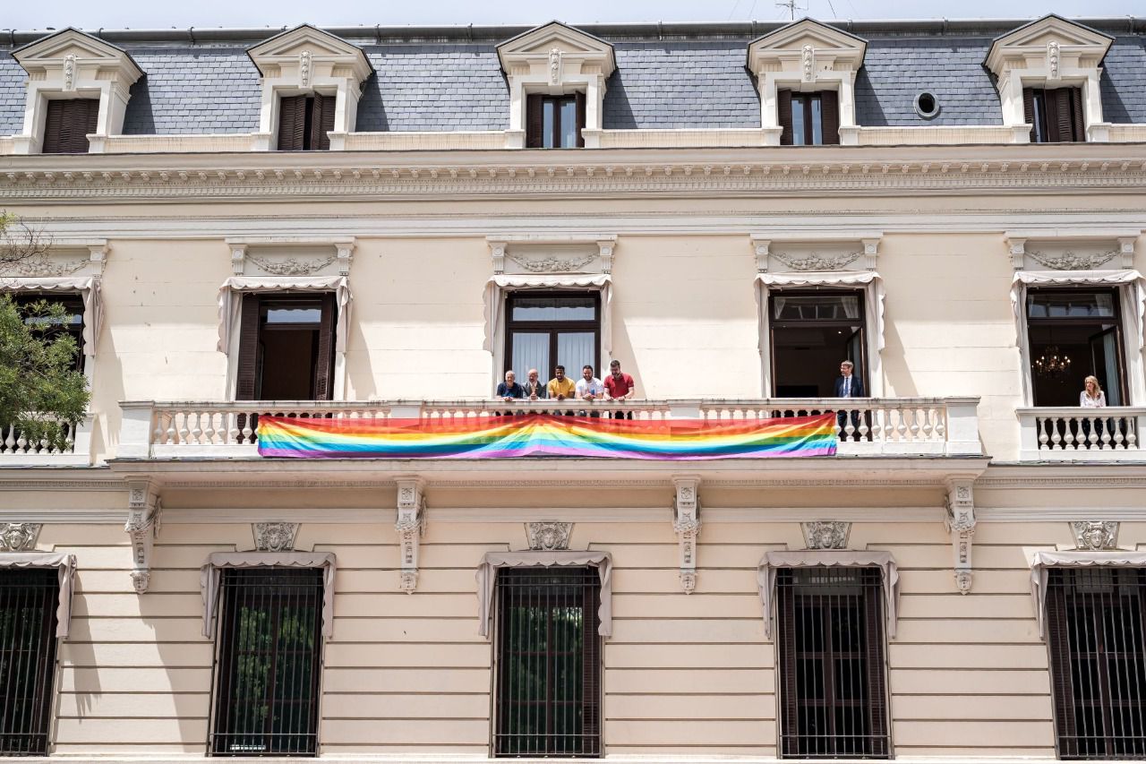 Colocación de la bandera LGTBI por el Orgullo en la Delegación del Gobierno(Foto: Diego Radamés / Europa Press)