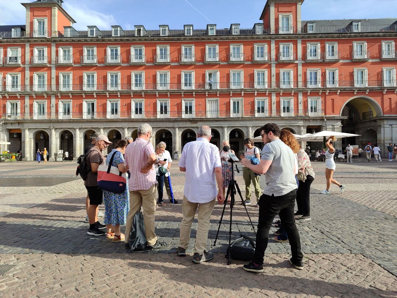 Reunión de vecinos en la Plaza Mayor