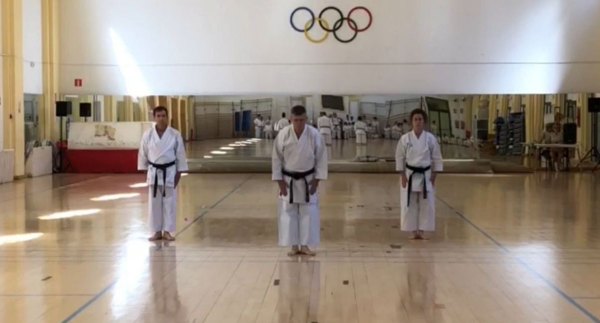 El profesor Pablo Diestro Tejada durante una clase de karate