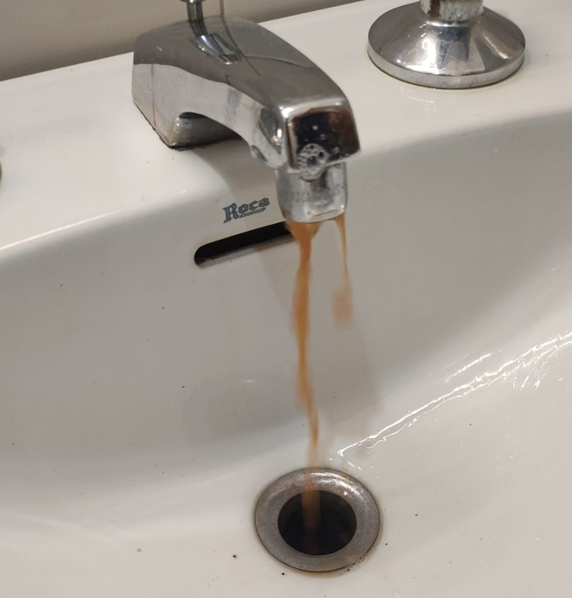 Agua marrón en los juzgados de Plaza de Castilla (Foto: CCOO)