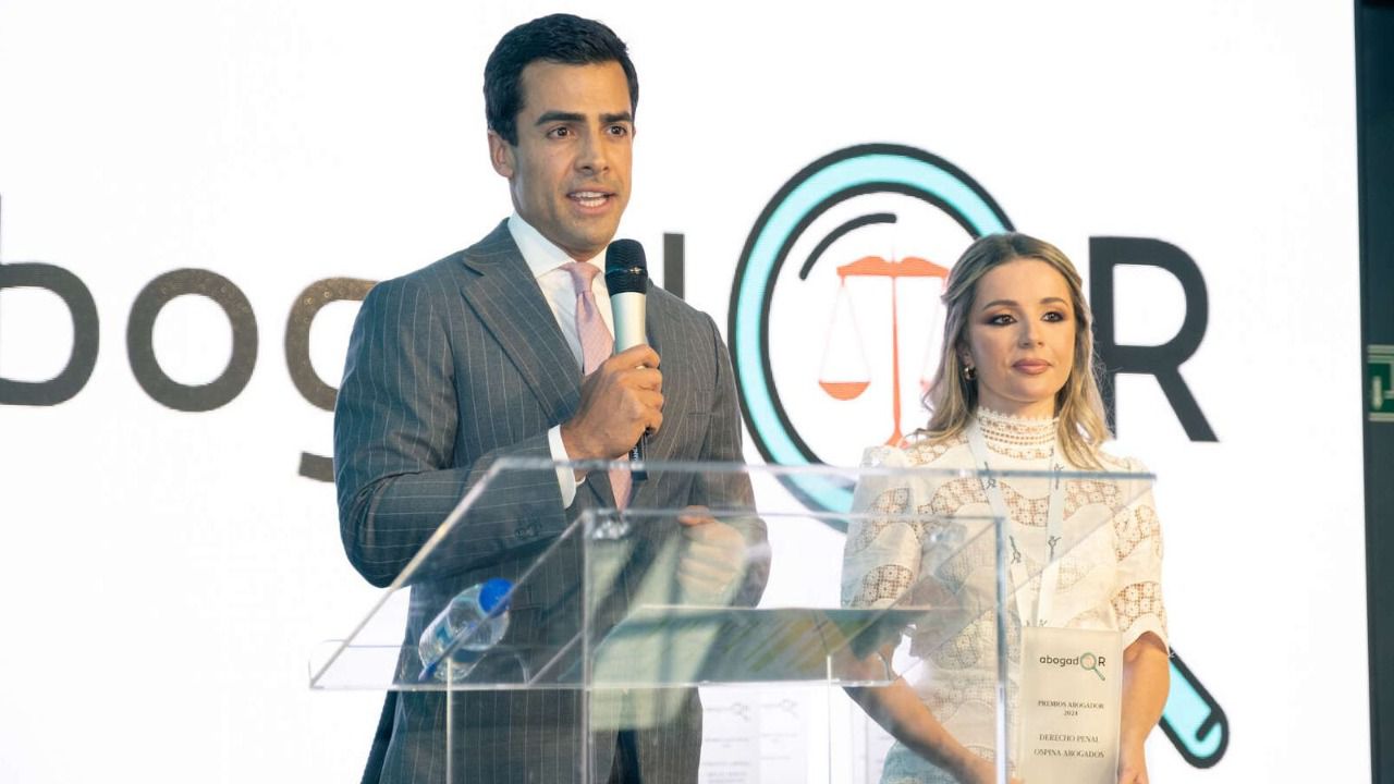 Juan Gonzalo Ospina y Beatriz Uriarte recibiendo el premio Abogador como mejor despacho penalista
