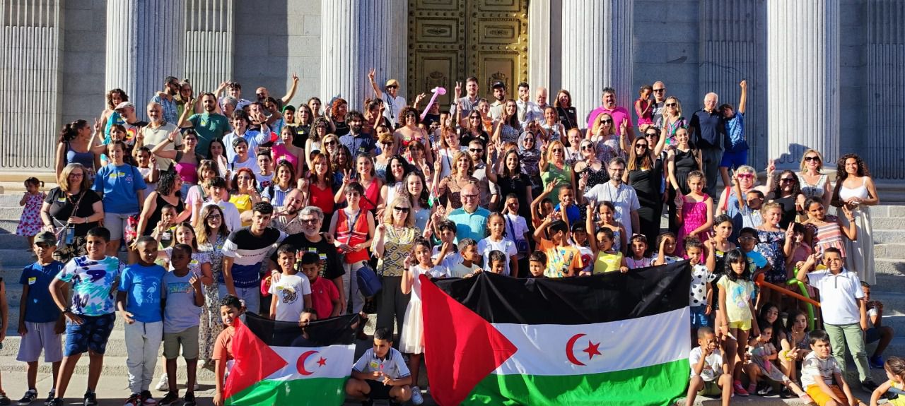 Visita de los niños y niñas saharauis con sus familias de acogida al Congreso de los Diputados.
