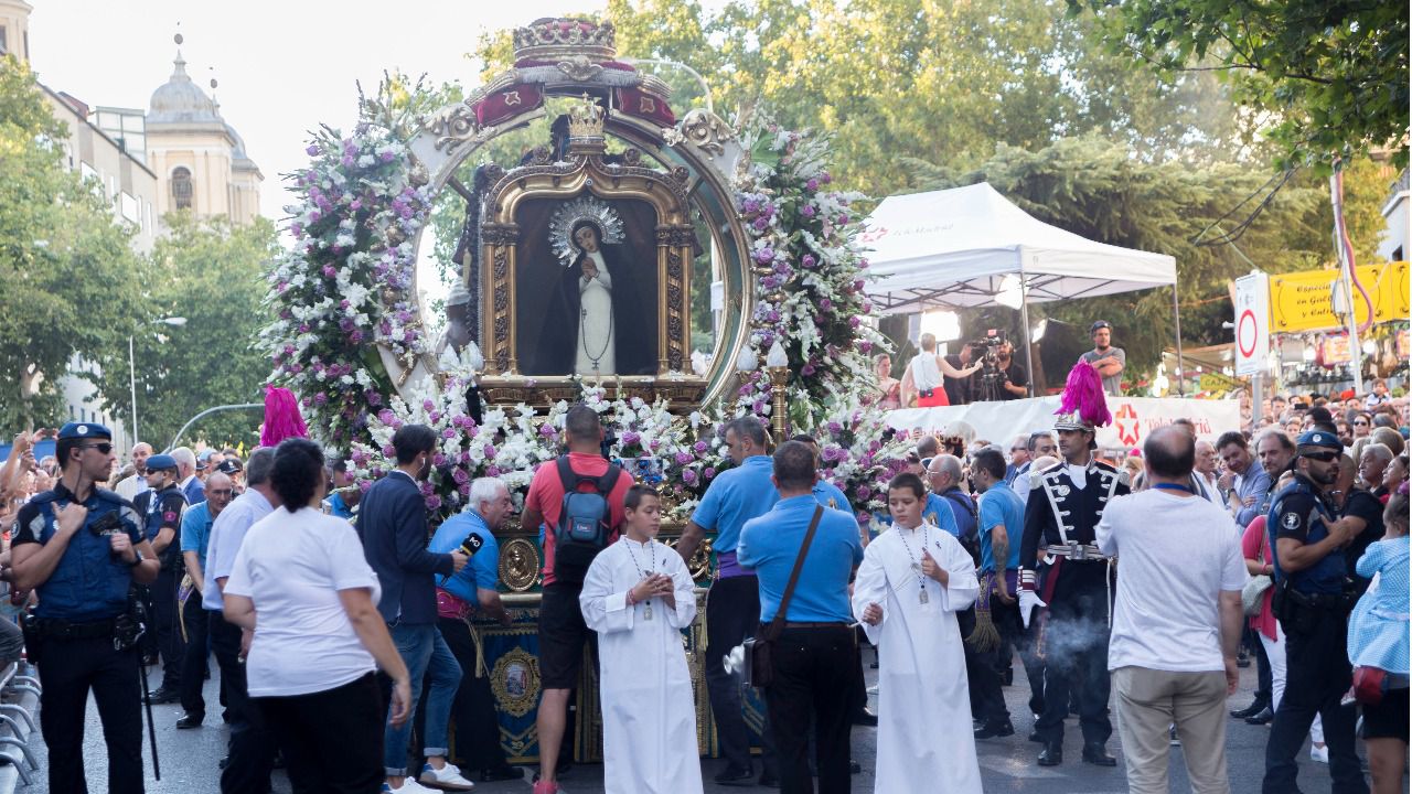 El lienzo, recorre las calles del centro durante la procesión Foto: Antonio Castro
