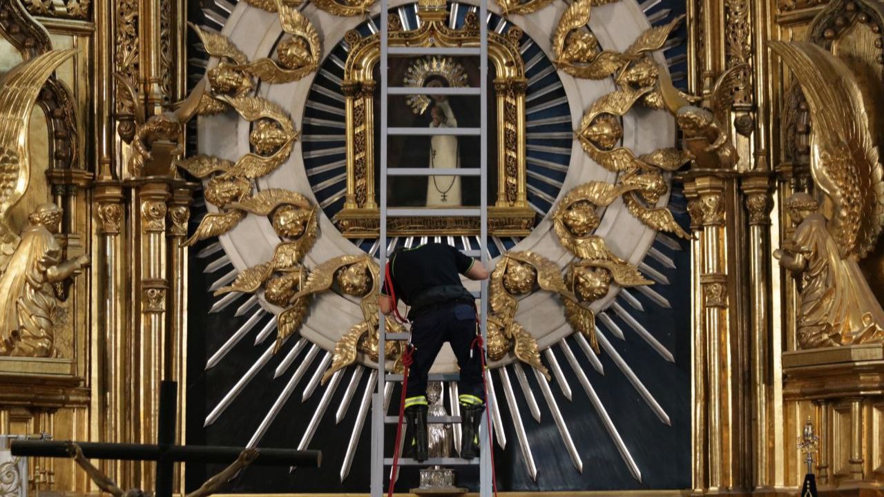 Los Bomberos bajan el lienzo de la virgen. Foto: José Ant. Velasco - Road Experience Audiovisual