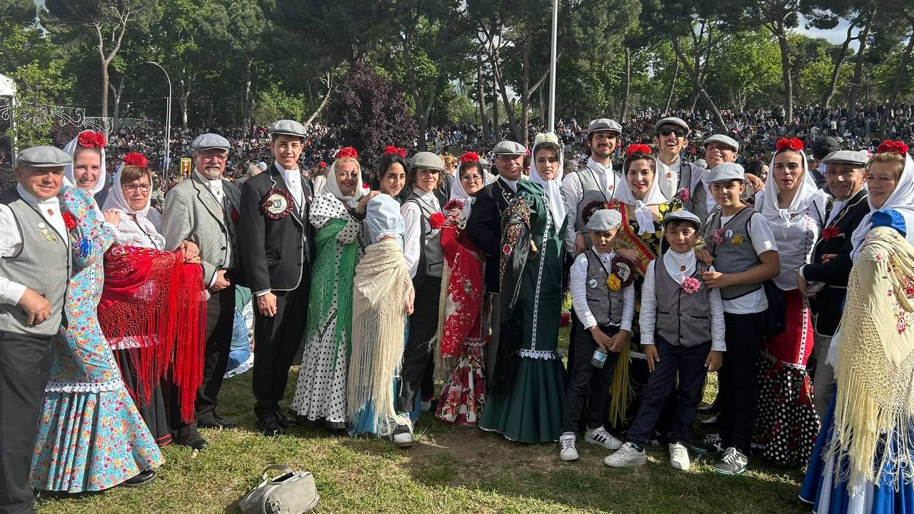 Veteranos y jóvenes de los Chisperos de Arganzuela en la Pradera de San Isidro 