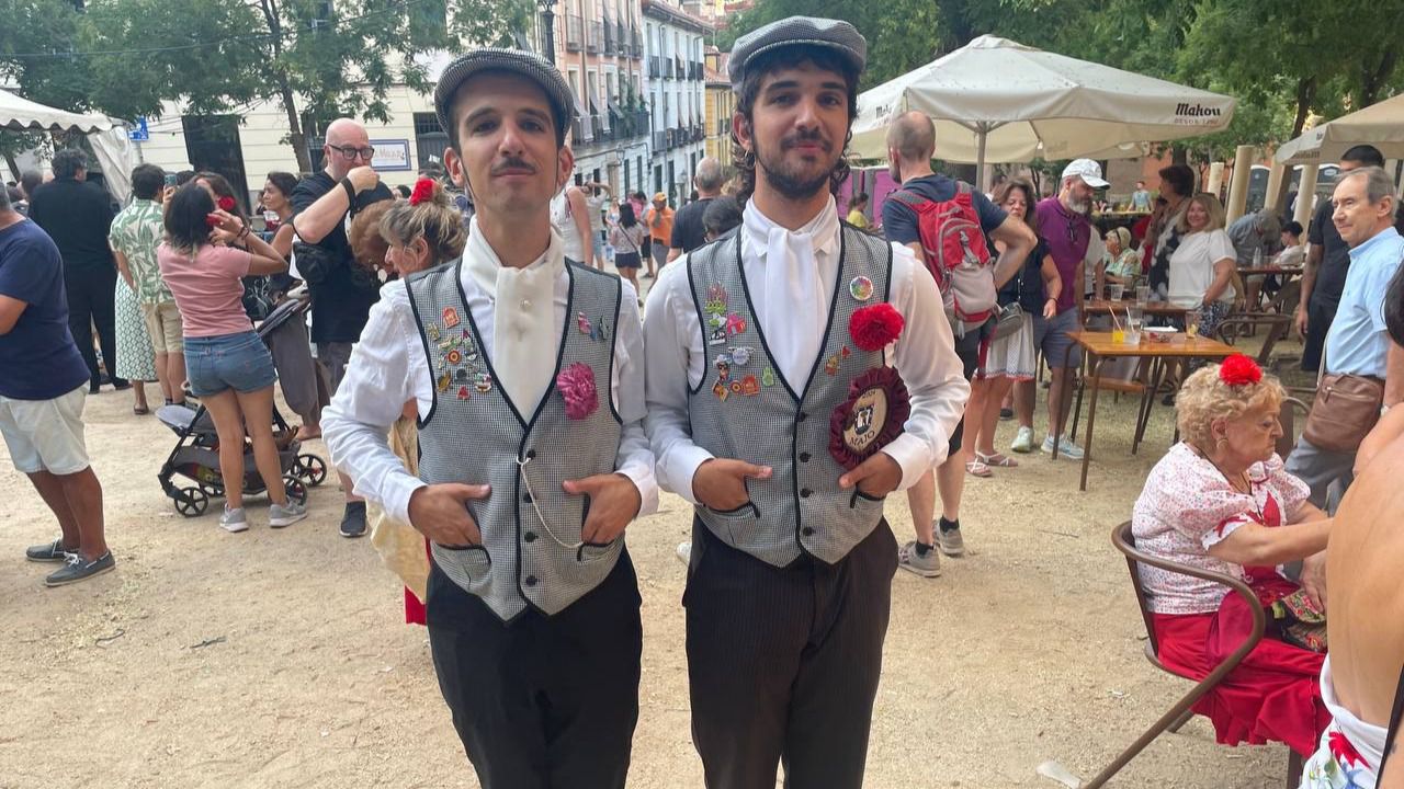Jorge y Alejandro, antes de subir al escenario en la plaza de la Paja. Foto: MDO