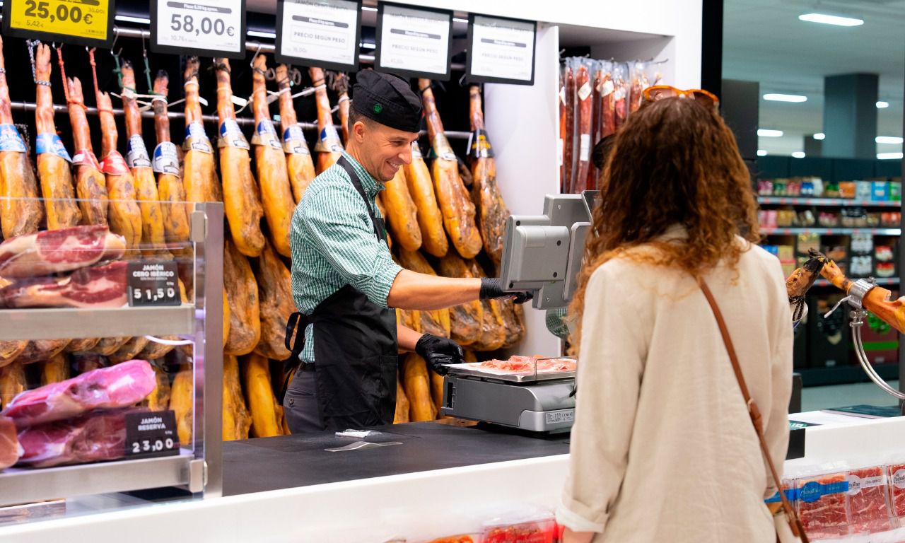 una nueva charcutería con servicio de jamón al corte