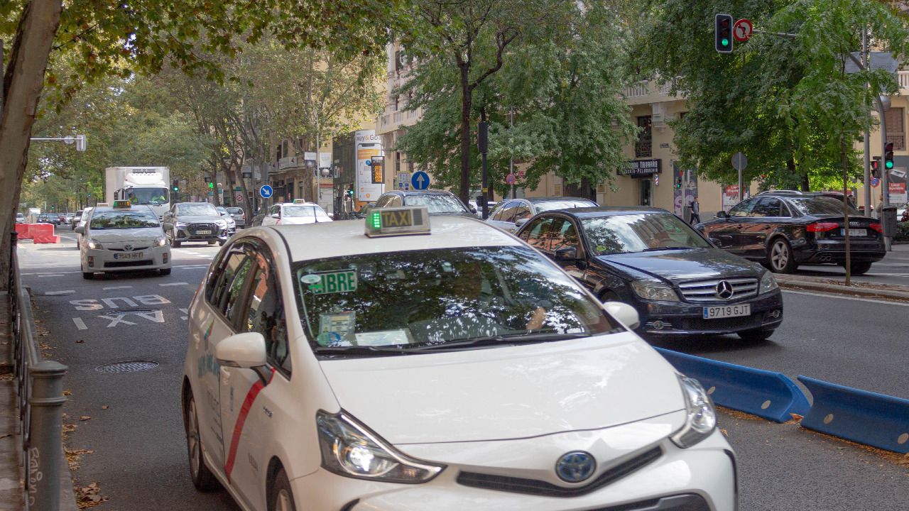 Un taxi circula por una calle de Madrid