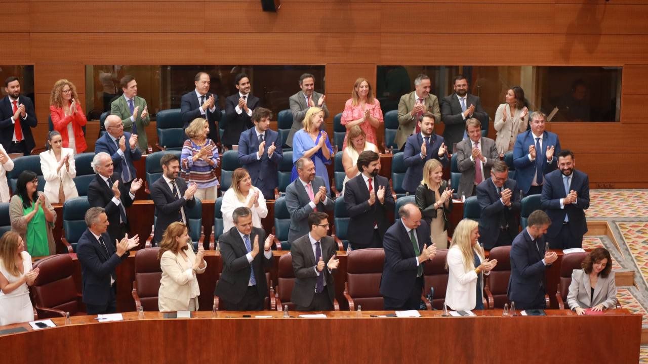 Toda la bancada 'popular' aplaude a Ayuso tras su intervención en el Pleno. Foto: Mónica González-Road Experiencie
