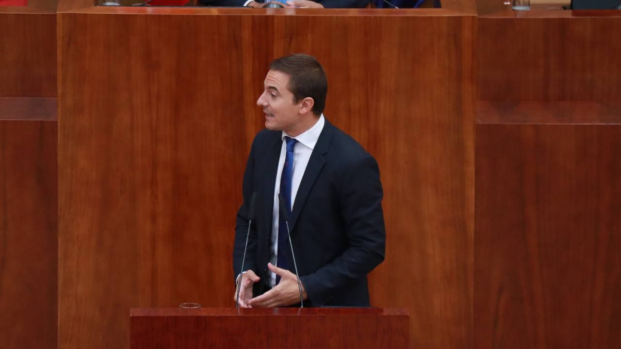 Juan Lobato interviene en el Pleno de la Asamblea. Foto: Mónica González-Road Experiencie Audiovisual