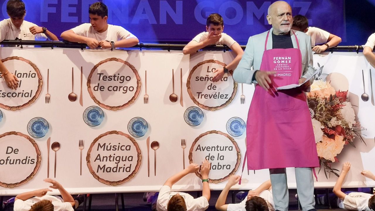 Pérez de la Fuente con la Escolanía de El Escorial, que protagonizará el concierto de Navidad (Foto: Antonio Castro)