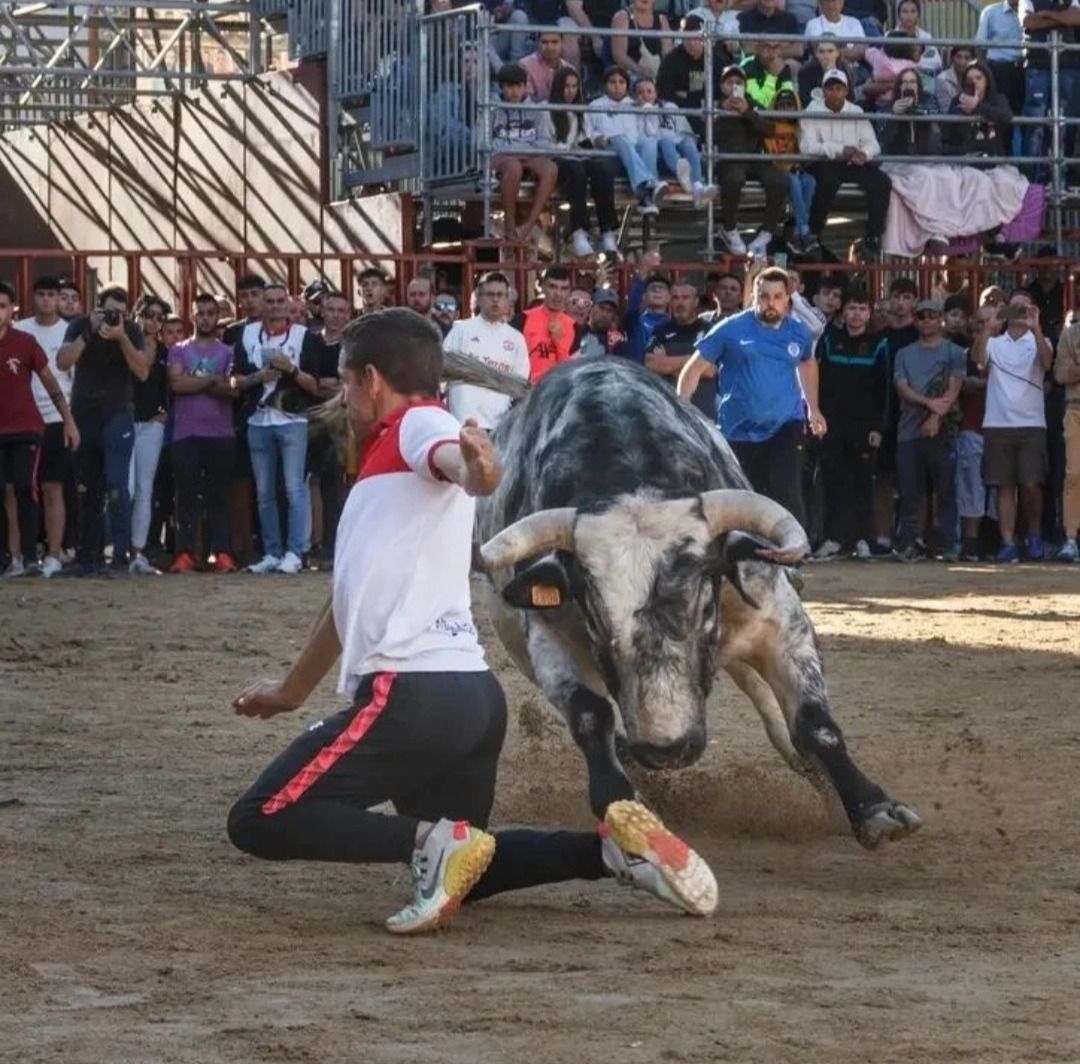 Recorte de rodillas de David Ramírez 'El Peque' en Arganda del Rey (Foto: @fiestasarganda)