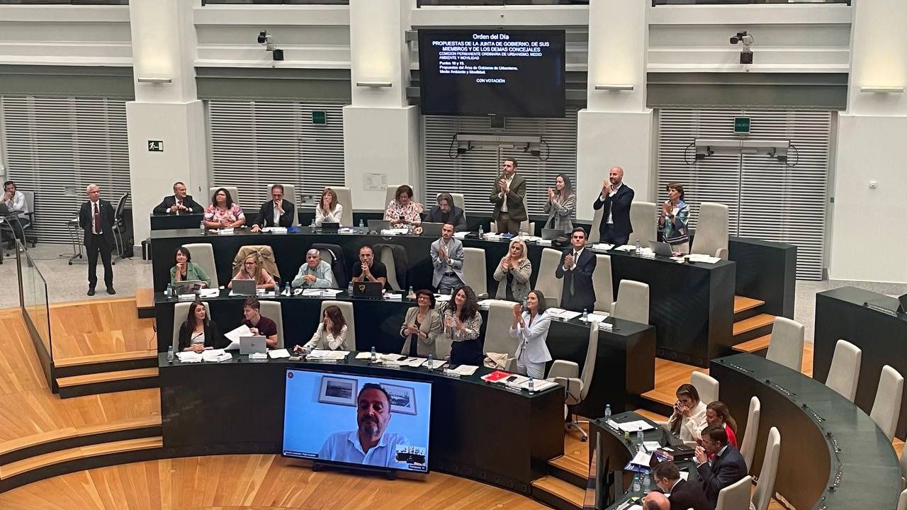 Los ediles socialistas aplauden y Más Madrid rechaza la aprobación de la Operación Campamento Socialistas aplauden y Más Madrid rechaza la aprobación de la Operación Campamento. Foto: Mdo 