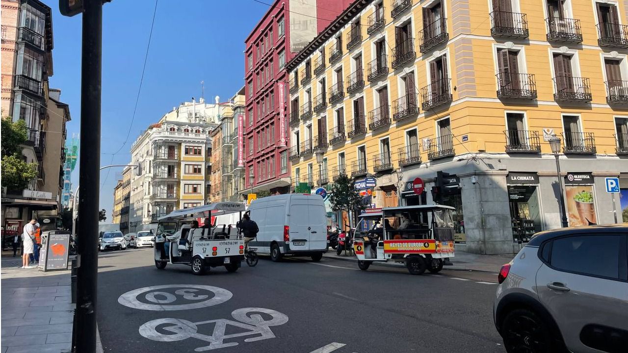La calle Mayor entre Bailén y la Plaza Mayor concentra el mayor número de tuk tuks. Foto: Mdo