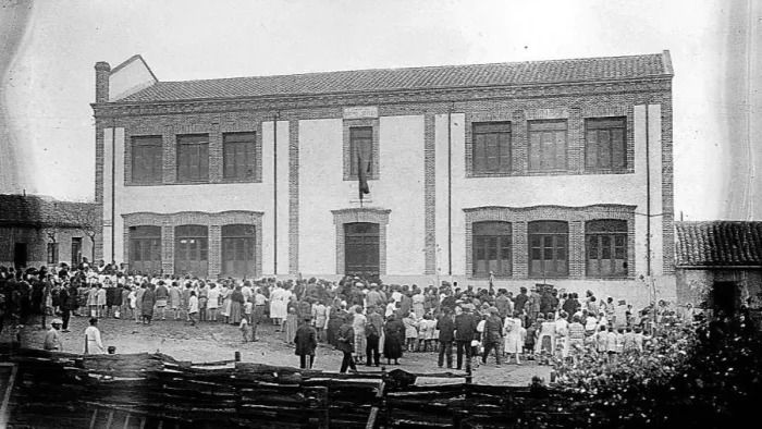 El colegio se inauguró en 1929 bajo el nombre de Grupo Escolar Primo de Rivera 