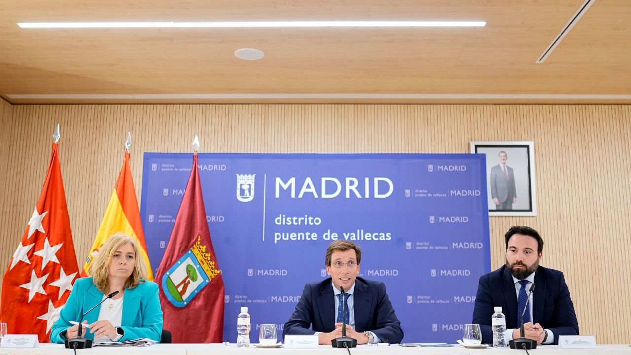 Almeida, junto a la vicealcaldesa y el concejal del distrito de Puente de Vallecas en rueda de prensa tras la Junta de Gobierno. Foto: Ayto. de Madrid