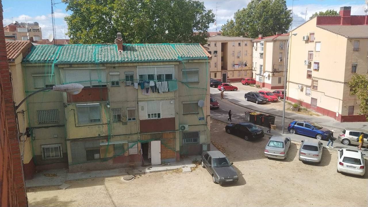 Edificio degradado en la colonia experimental de Villaverde
