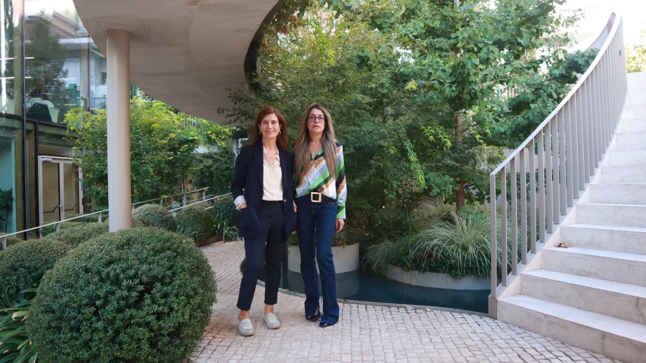  Mercedes LLop, directora de Máster en Dirección de Empresas Logísticas y Cadena de Suministro y Marta Serrano, directora de Grado en Transporte y Logística (Foto: Mónica González)