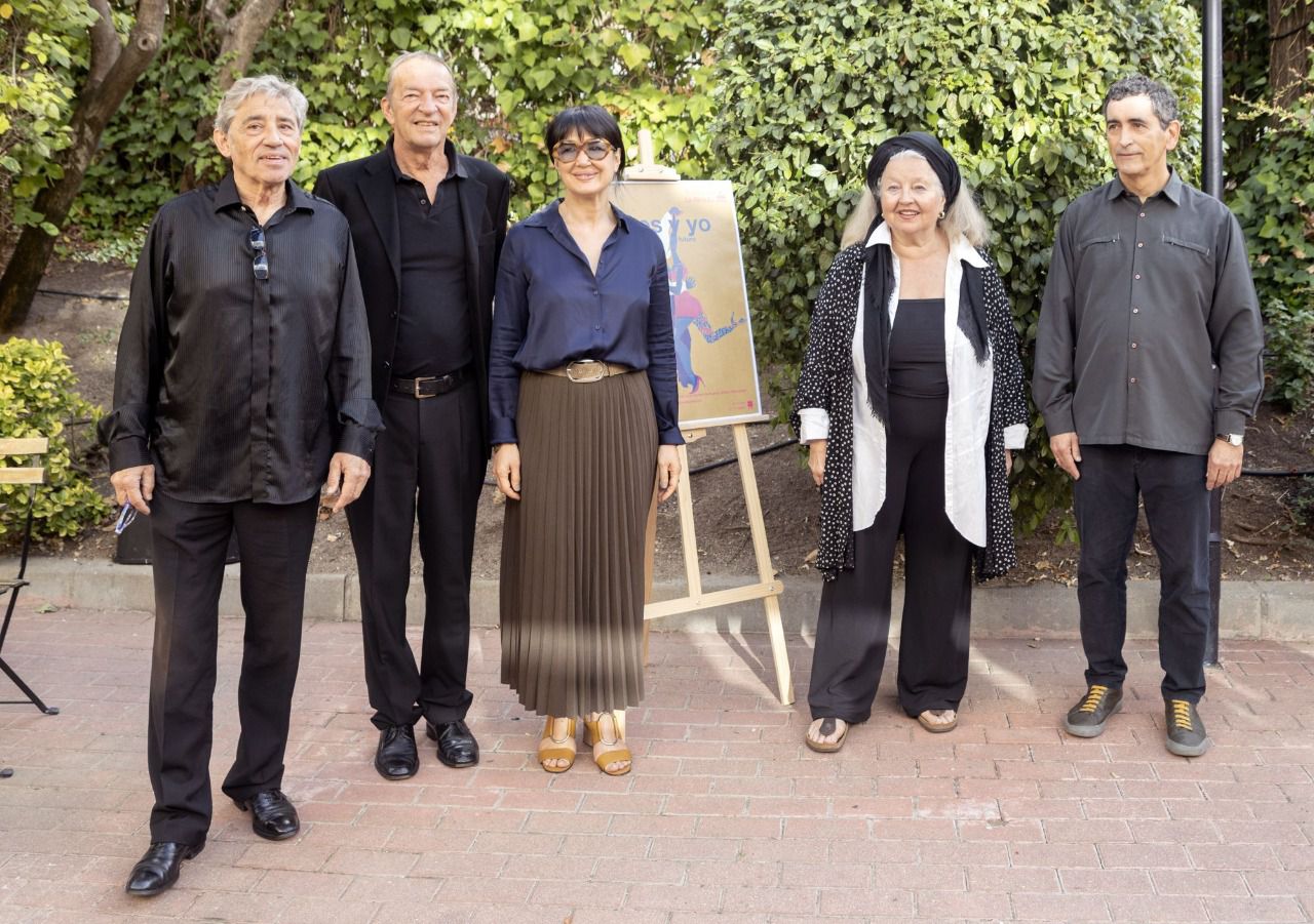 Juan Mayorga, director de La Abadía con el equipo de 'Borges y yo' (Foto: Antonio Castro)