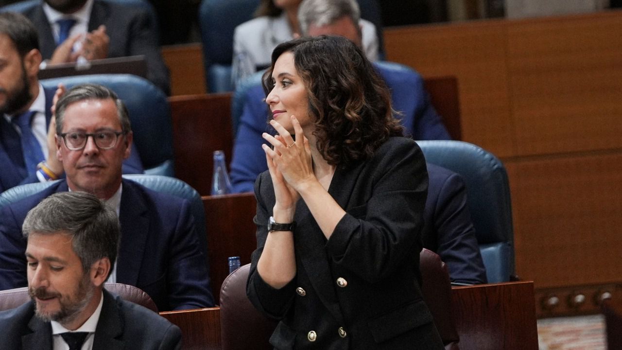 Isabel Díaz Ayuso aplaude desde su escaño en el Pleno (Foto: Comunidad de Madrid)