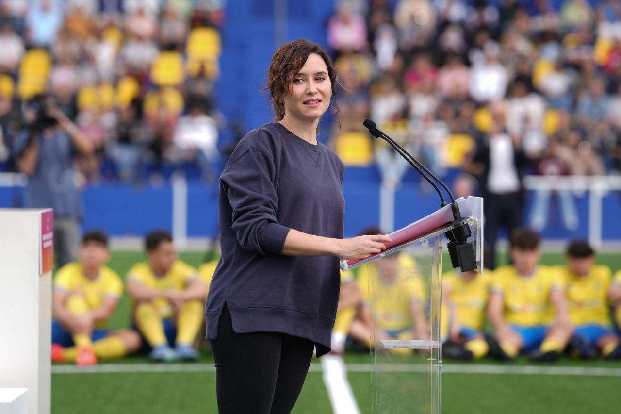 Isabel Díaz Ayuso en el campo de fútbol de Villamanta (Foto: Comunidad de Madrid)