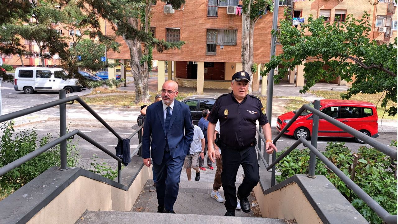 El delegado del Gobierno visitando los edificios de la calle Cullera (Foto: Delegación del Gobierno)