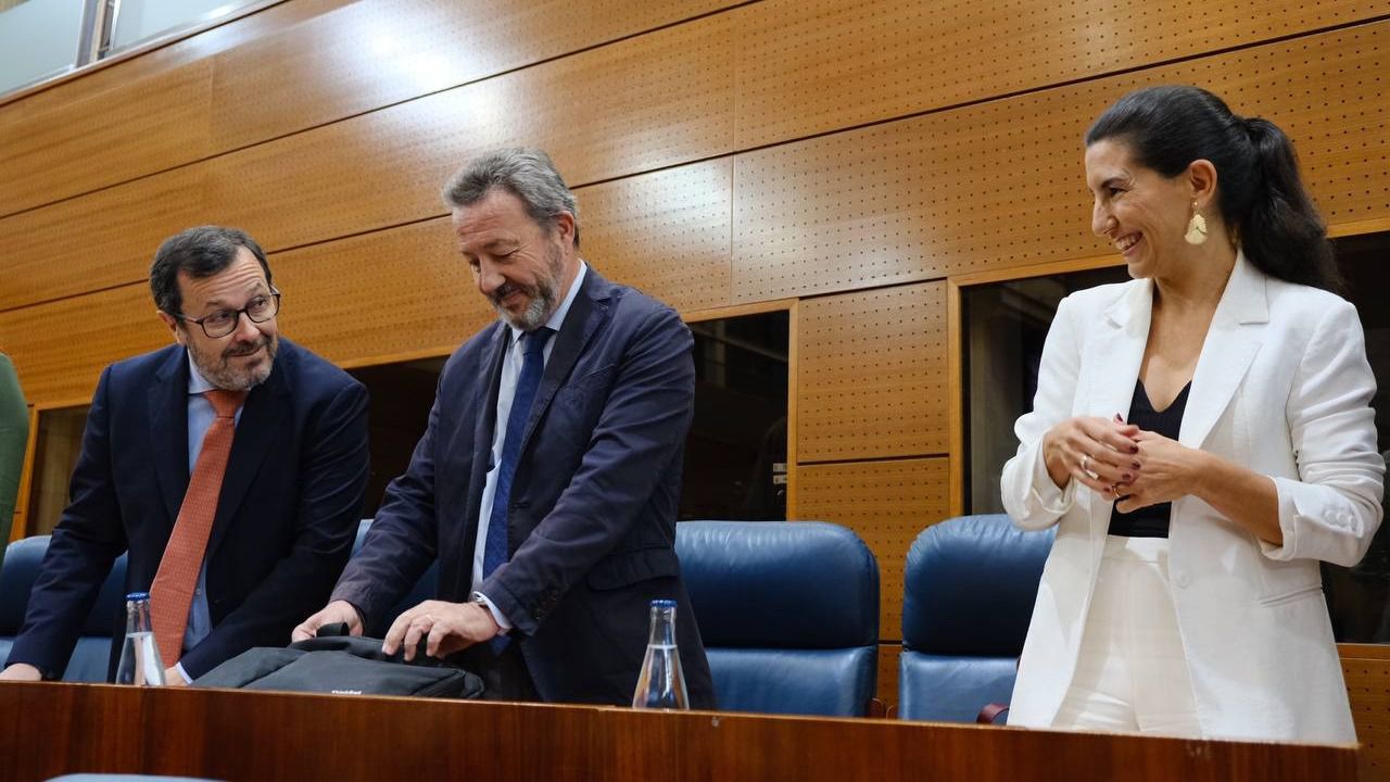 Monasterio y Fúster bromean antes del inicio del Pleno (Foto: Road Experience)