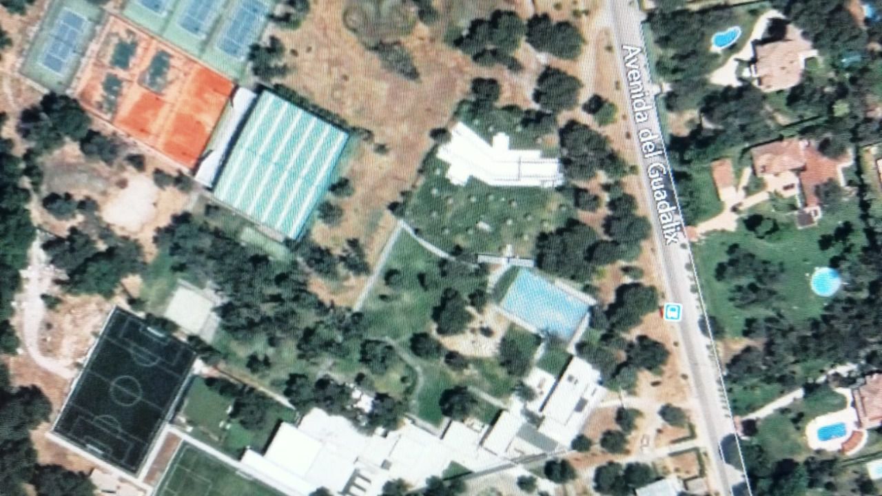 Vista aérea del centro deportivo y del encinar 