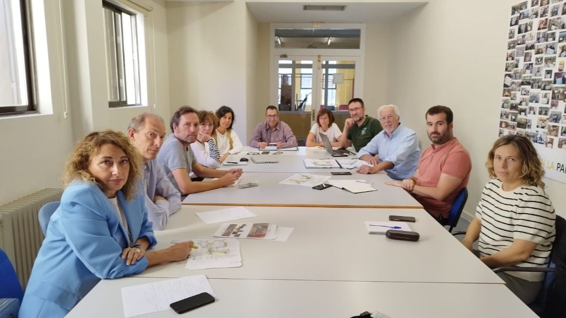 Reunión sobre el Corredor Verde del Este entre organizaciones vecinales y ecologistas y responsables de los ayuntamientos de Coslada, San Fernando de Henares y Madrid celebrada el 27 de septiembre. Foto: FRAVM