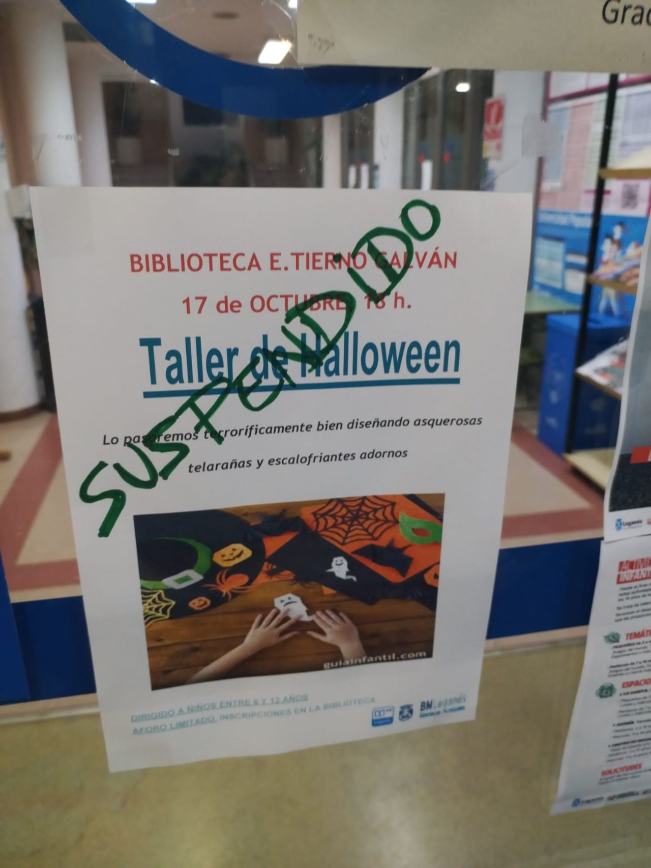 Cartel de la biblioteca Enrique Tierno Galván de Leganés anunciando la suspensión de un taller.