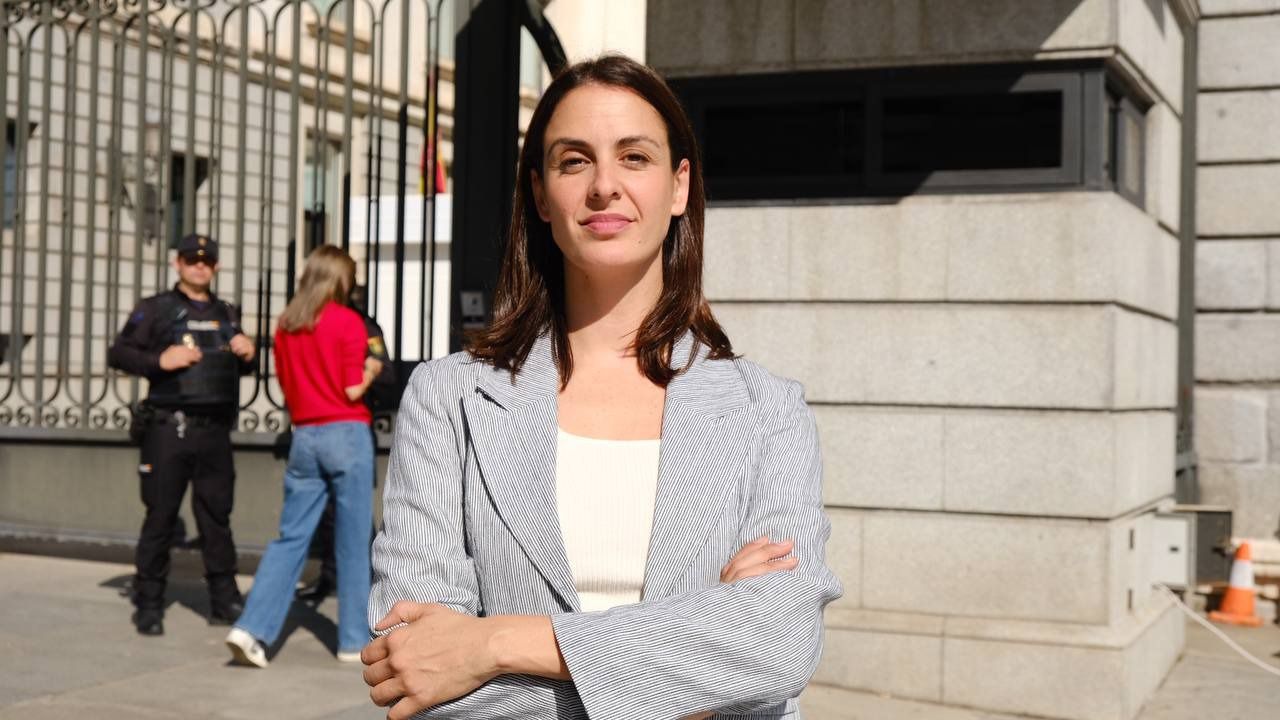 La líder de la oposición en el Ayuntamiento, Rita Maestre, frente al Congreso de los Diputados. Foto: María Vera-Road Experience 