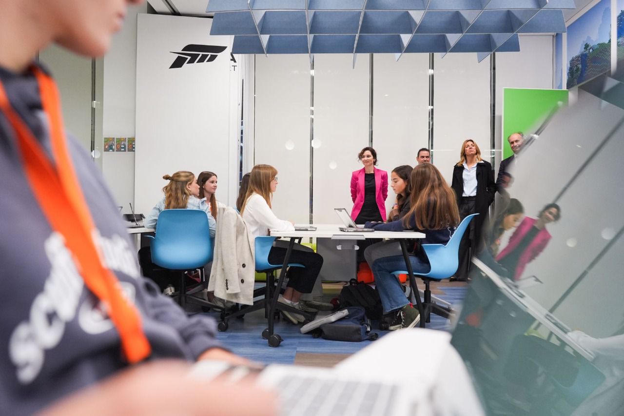 La presidenta de la Comunidad de Madrid, Isabel Díaz Ayuso, durante la presentación del curso en IA para jóvenes (Foto: Comunidad de Madrid)