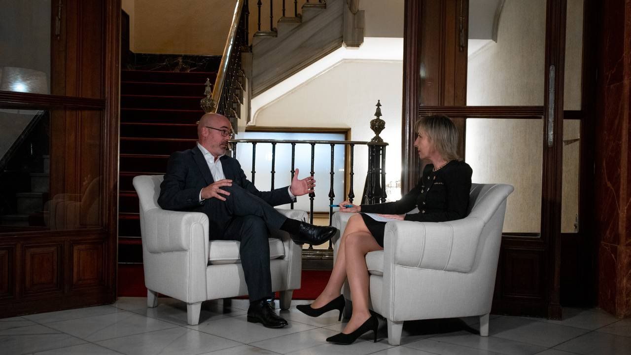 El delegado del Gobierno en Madrid y María Cano, directora de Madridiario