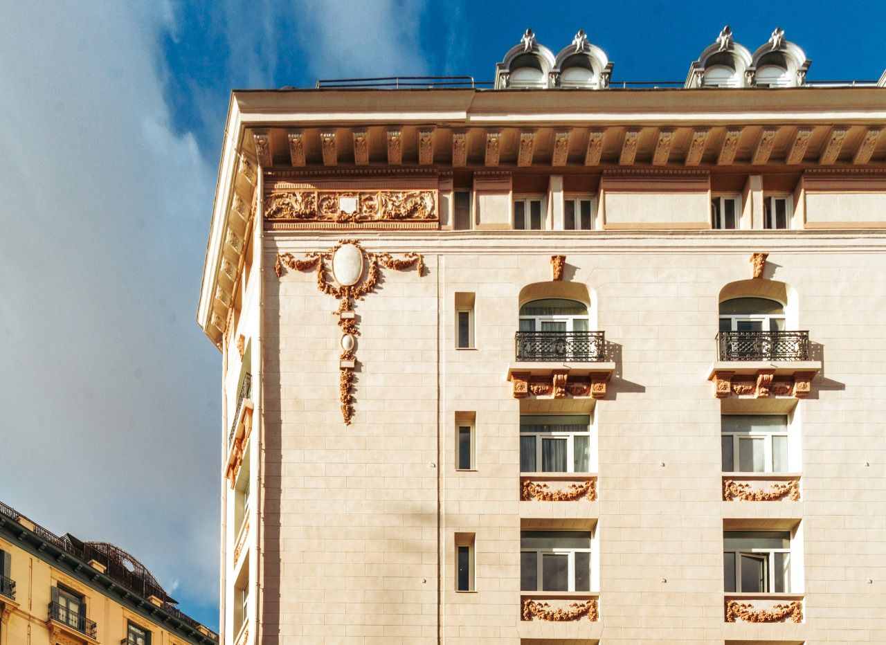 Fachada reformada del hotel Palace (Foto: Xavi Martín, Ruiz Larrea Arquitectura)