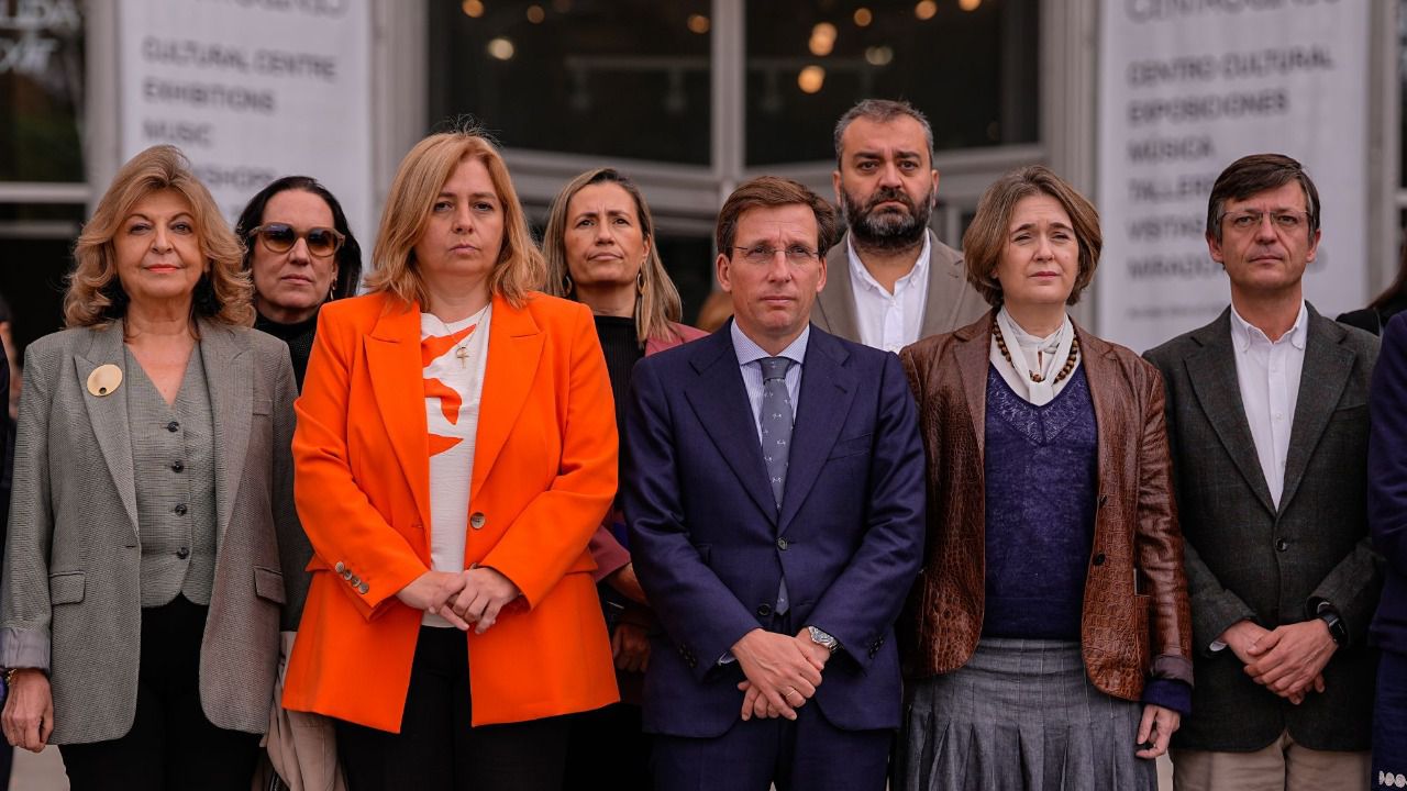 Almeida y otros concejales del equipo de Gobierno durante el minuto de silencio. Foto: Ayuntamiento de Madrid