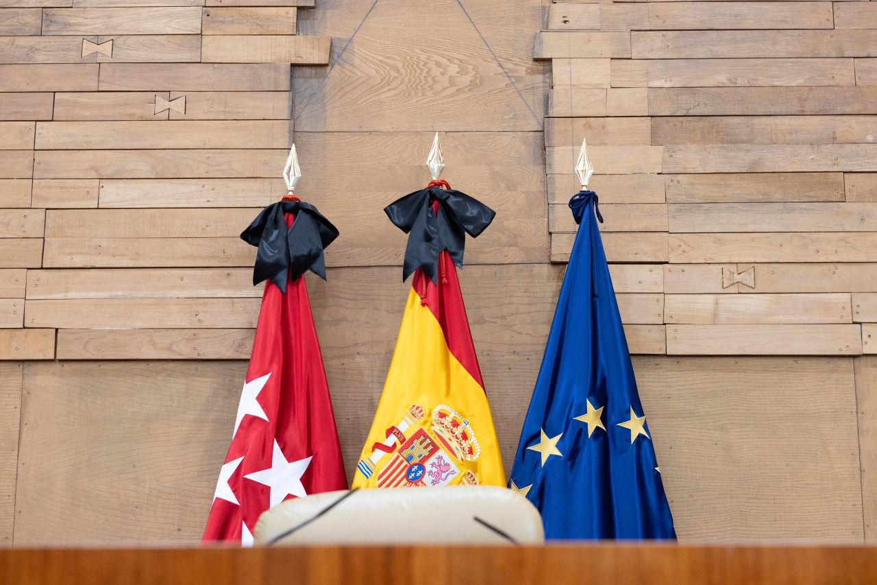 Crespones sobre las banderas en la Asamblea de Madrid (Foto: Comunidad de Madrid)